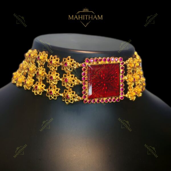 red square center choker_1