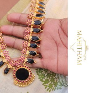 Mahitham Nagapadam Flower Ruby Necklace MG-2267 close-up showing seven flower motifs, ruby stones and black nagapadam drops
