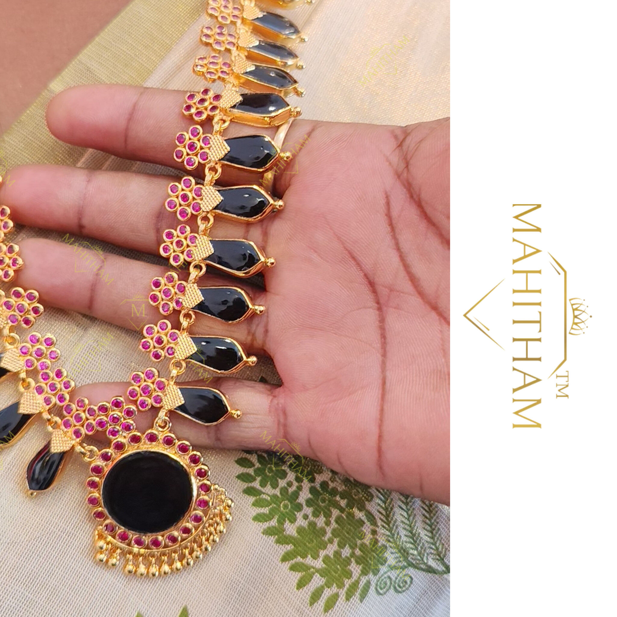 Mahitham Nagapadam Flower Ruby Necklace MG-2267 close-up showing seven flower motifs, ruby stones and black nagapadam drops